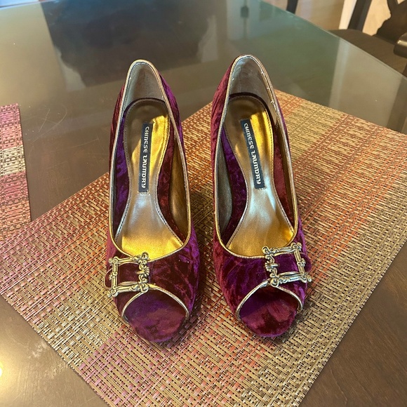 Chinese Laundry Purple Velvet with Gold Buckle Peep Toe Pumps in Size 10 - Picture 3 of 10